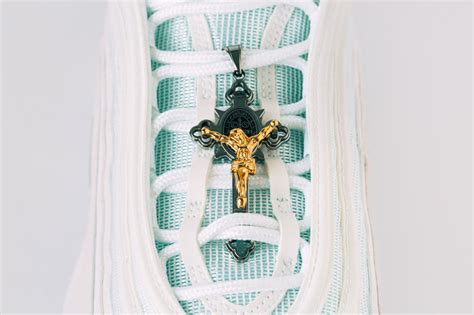 nike air max 97 mit weihwasser|Mit Weihwasser & Kruzifix: Nike & MSCHF droppen Jesus .